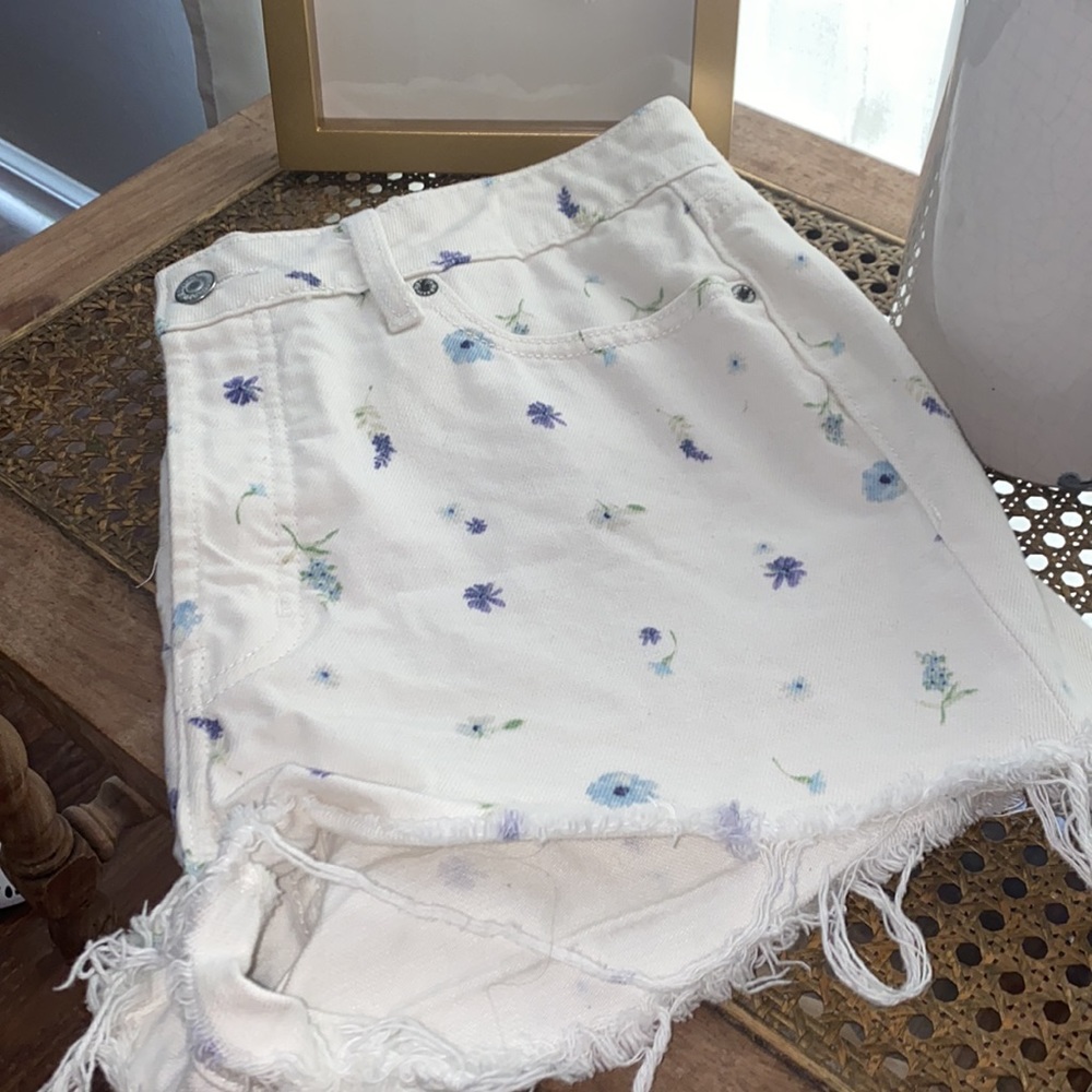 Flowered White high waisted shorts Size 8. 100% Cotton Four buttons in the front